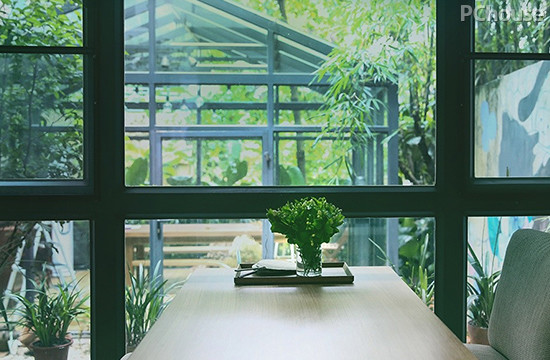 浪漫小夫妻打造清新居 翠竹环绕的玻璃房美如梦